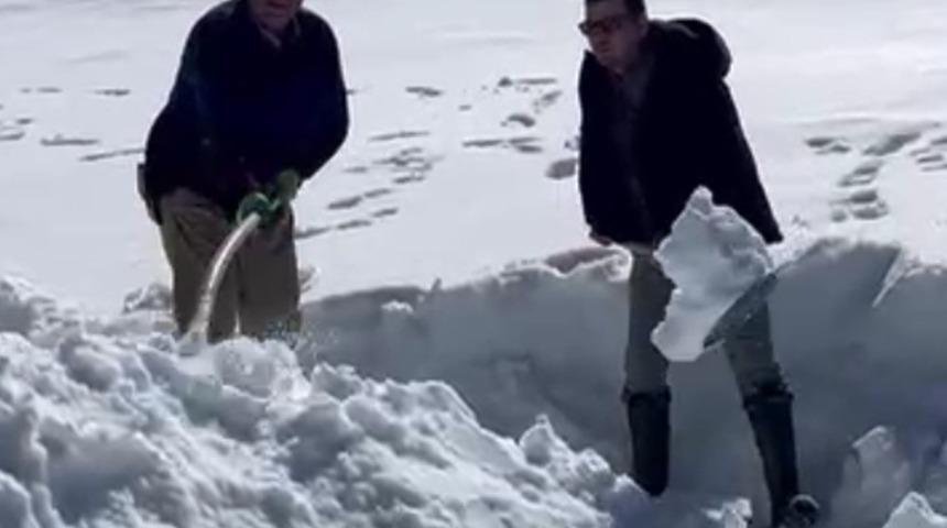 Dondurucu zirvede toplanan kar, yazın serinleten lezzete d&ouml;n&uuml;ş&uuml;yor