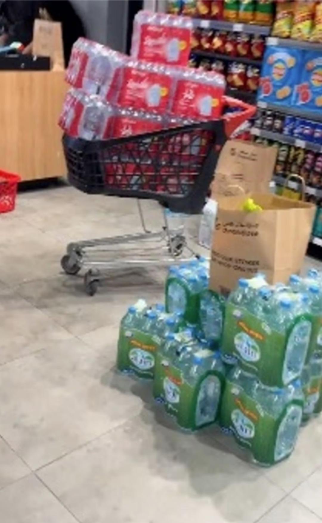 Koli koli alıp stokladılar! Dubai de su krizi endişesi 1