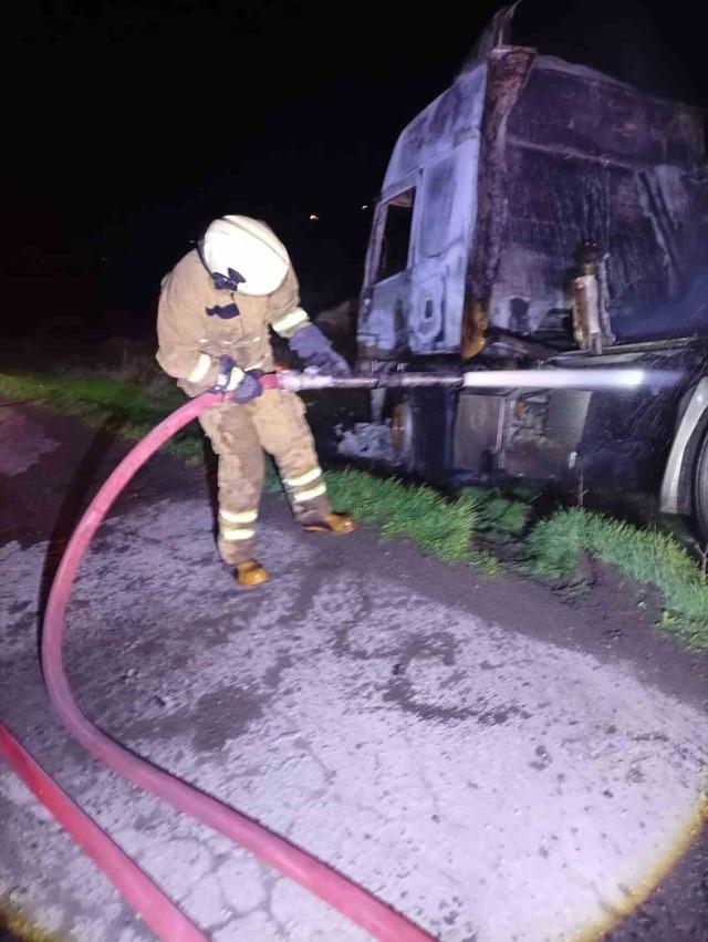 Şırnak&rsquo;ta mandalina y&uuml;kl&uuml; tır cayır cayır yandı 6