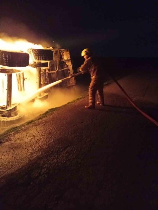 Şırnak&rsquo;ta mandalina y&uuml;kl&uuml; tır cayır cayır yandı 5