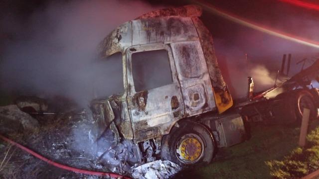 Şırnak&rsquo;ta mandalina y&uuml;kl&uuml; tır cayır cayır yandı 4