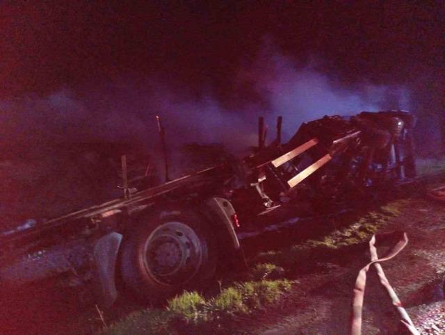 Şırnak&rsquo;ta mandalina y&uuml;kl&uuml; tır cayır cayır yandı 3