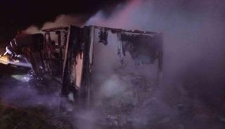 Şırnak&rsquo;ta mandalina y&uuml;kl&uuml; tır cayır cayır yandı