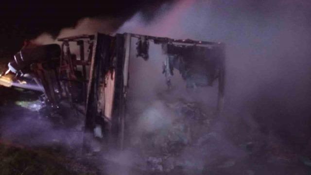 Şırnak’ta mandalina yüklü tır cayır cayır yandı