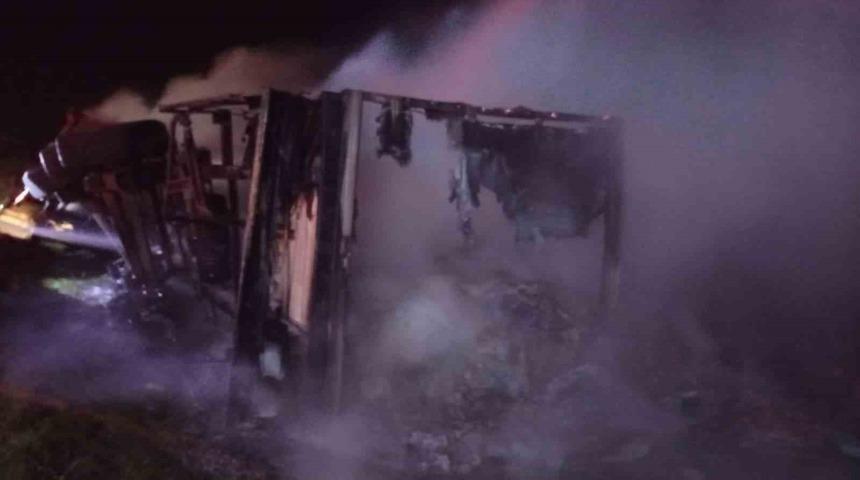 Şırnak&rsquo;ta mandalina y&uuml;kl&uuml; tır cayır cayır yandı