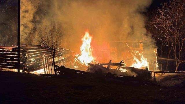 İki katlı ev alevlere teslim oldu 1