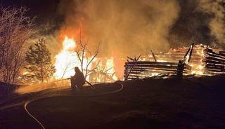 İki katlı ev alevlere teslim oldu