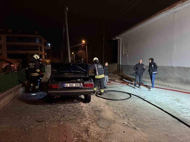 Konya&rsquo;da park halindeki otomobil alev alev yandı 2