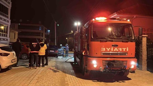 Konya&rsquo;da park halindeki otomobil alev alev yandı 1