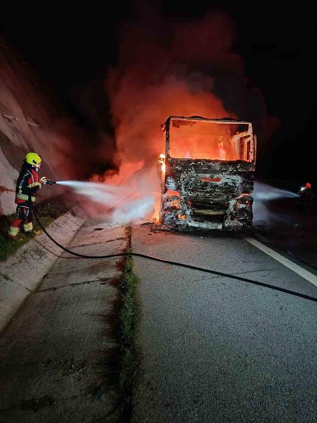 Balıkesir&rsquo;de kau&ccedil;uk y&uuml;kl&uuml; tır alev alev yandı 2