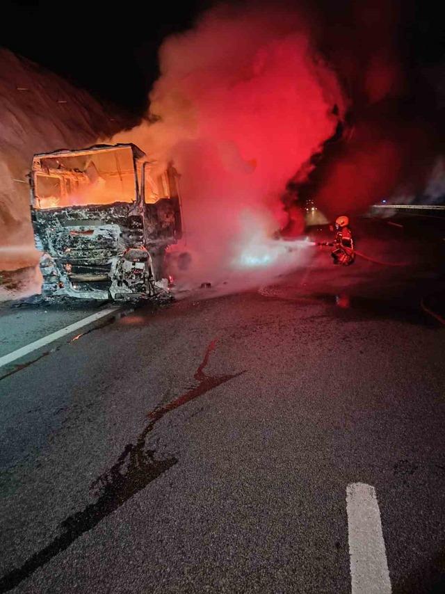 Balıkesir&rsquo;de kau&ccedil;uk y&uuml;kl&uuml; tır alev alev yandı 1