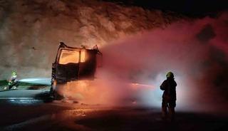 Balıkesir&rsquo;de kau&ccedil;uk y&uuml;kl&uuml; tır alev alev yandı