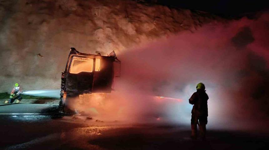 Balıkesir&rsquo;de kau&ccedil;uk y&uuml;kl&uuml; tır alev alev yandı