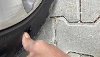 Park halindeki aracın lastikleri kesildi