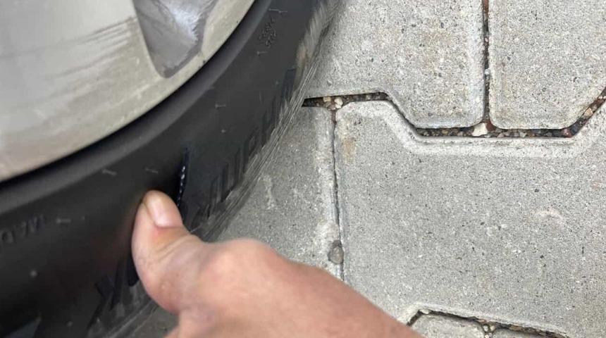 Park halindeki aracın lastikleri kesildi