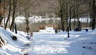 D&uuml;zce'nin y&uuml;ksek kesimleri beyaz &ouml;rt&uuml;yle kaplandı