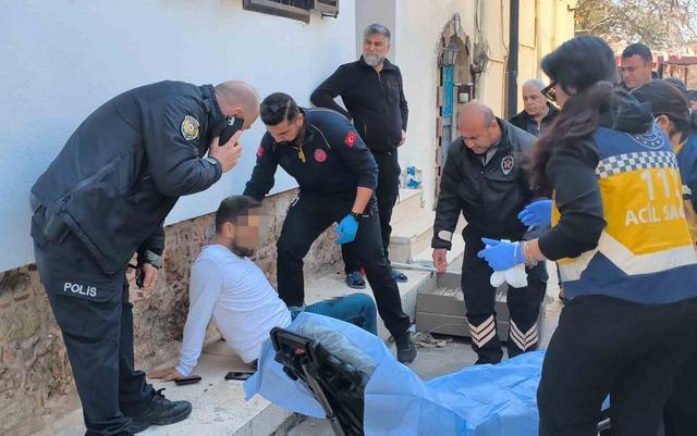 &rsquo;Neden video &ccedil;ekiyorsun&rsquo; tartışması kanlı bitti: 3 yaralı 3