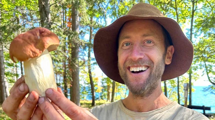 1 yıl boyunca &ouml;lm&uuml;ş hayvanları ve yabani otları yiyecek! "Bunlar en pahalı restoranlarda servis edilen yemekler"