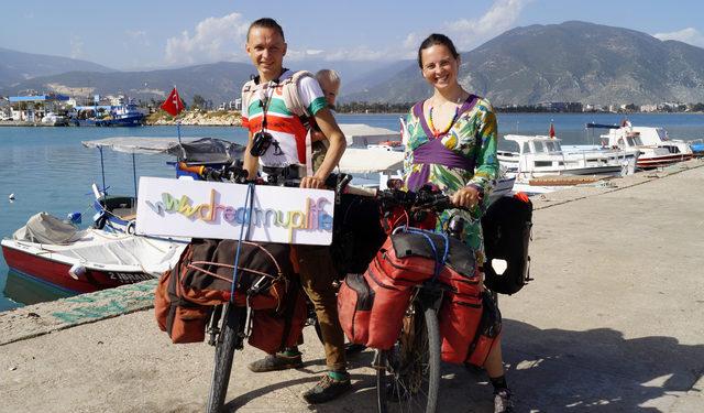 Bisikletle dünya turuna çıkan Ukraynalı aile Finike'de