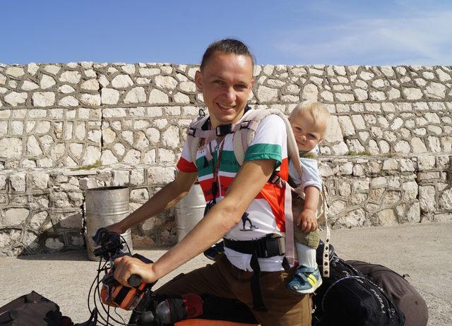 Bisikletle dünya turuna çıkan Ukraynalı aile Finike'de