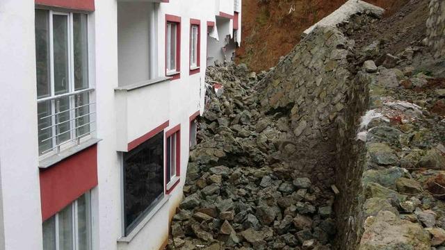 Trabzon&rsquo;da istinat duvarı &ccedil;&ouml;kt&uuml;, 9 katlı bina zarar g&ouml;rd&uuml; 9