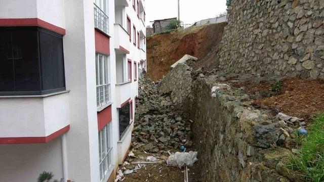 Trabzon&rsquo;da istinat duvarı &ccedil;&ouml;kt&uuml;, 9 katlı bina zarar g&ouml;rd&uuml; 8