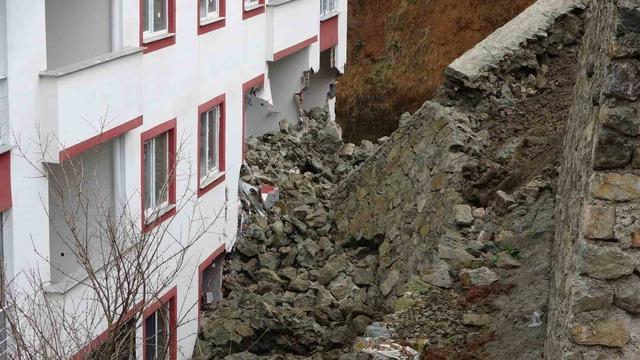 Trabzon&rsquo;da istinat duvarı &ccedil;&ouml;kt&uuml;, 9 katlı bina zarar g&ouml;rd&uuml; 7