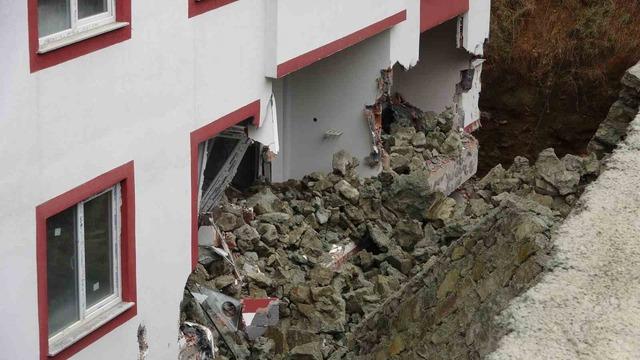 Trabzon&rsquo;da istinat duvarı &ccedil;&ouml;kt&uuml;, 9 katlı bina zarar g&ouml;rd&uuml; 6