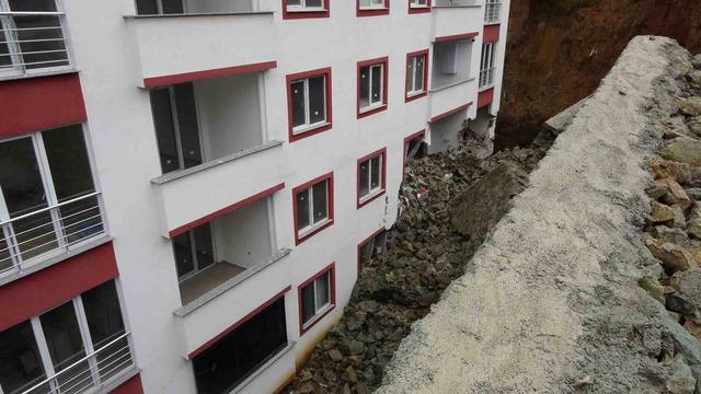 Trabzon&rsquo;da istinat duvarı &ccedil;&ouml;kt&uuml;, 9 katlı bina zarar g&ouml;rd&uuml; 5