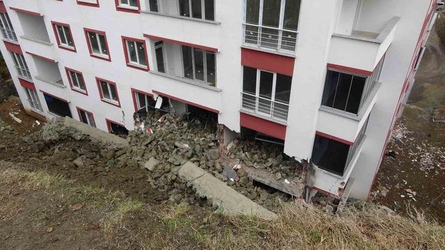 Trabzon&rsquo;da istinat duvarı &ccedil;&ouml;kt&uuml;, 9 katlı bina zarar g&ouml;rd&uuml; 4