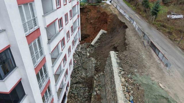 Trabzon&rsquo;da istinat duvarı &ccedil;&ouml;kt&uuml;, 9 katlı bina zarar g&ouml;rd&uuml; 3