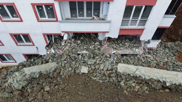 Trabzon&rsquo;da istinat duvarı &ccedil;&ouml;kt&uuml;, 9 katlı bina zarar g&ouml;rd&uuml; 2