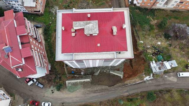 Trabzon&rsquo;da istinat duvarı &ccedil;&ouml;kt&uuml;, 9 katlı bina zarar g&ouml;rd&uuml; 1