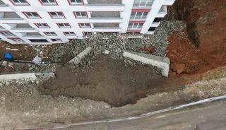Trabzon&rsquo;da istinat duvarı &ccedil;&ouml;kt&uuml;, 9 katlı bina zarar g&ouml;rd&uuml;
