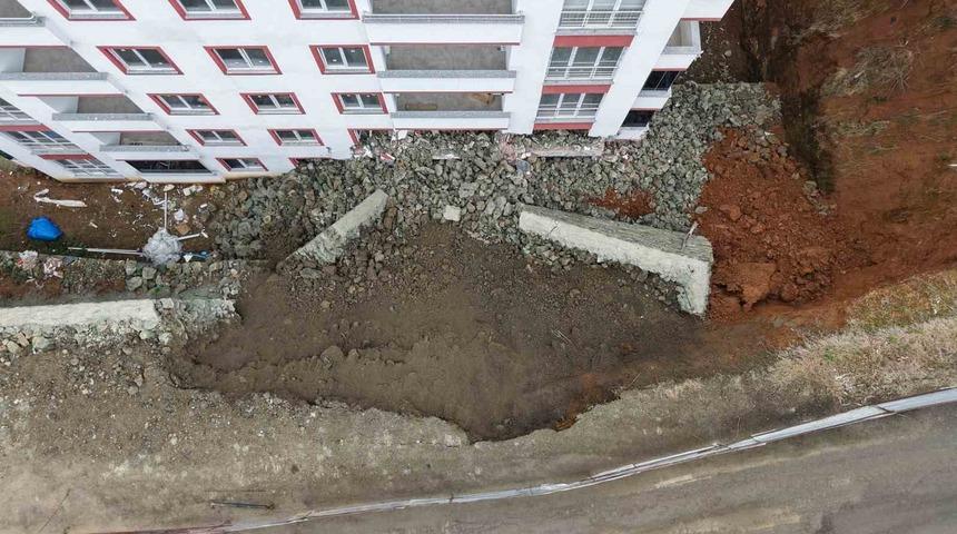 Trabzon&rsquo;da istinat duvarı &ccedil;&ouml;kt&uuml;, 9 katlı bina zarar g&ouml;rd&uuml;