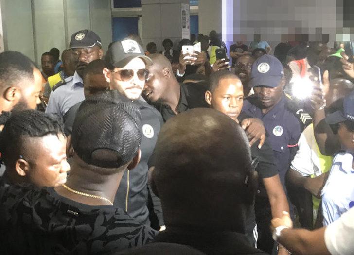 Ünlü oyuncu Tolgahan Sayışman Afrika'da izdiham yarattı G2