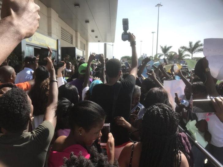 Ünlü oyuncu Tolgahan Sayışman Afrika'da izdiham yarattı G3