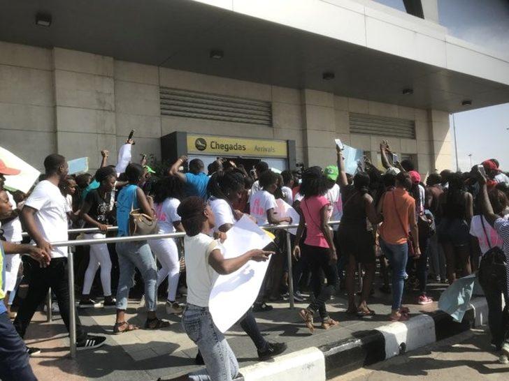 Ünlü oyuncu Tolgahan Sayışman Afrika'da izdiham yarattı G4