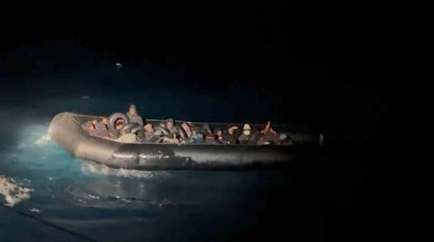 Sahil g&uuml;venlikten ka&ccedil;amadılar: 35 g&ouml;&ccedil;men yakalandı