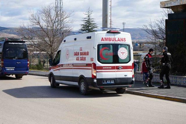 Dolmuşta tartıştığı genci bı&ccedil;akla yaralayan kadın g&ouml;zaltına alındı 1