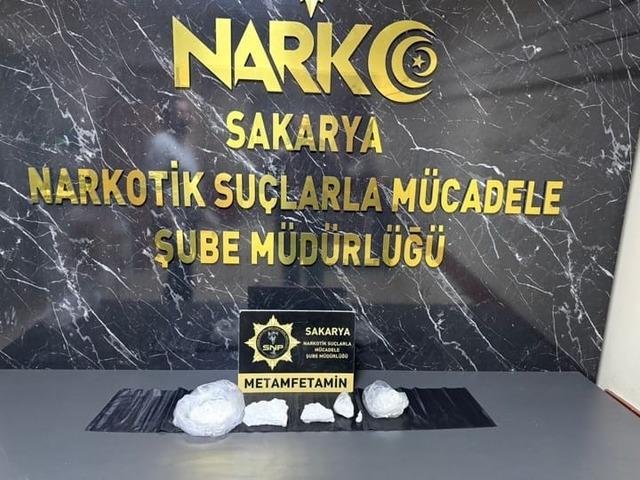 Sakarya emniyeti zehir tacirlerine ge&ccedil;it vermiyor: 1 tutuklama 1