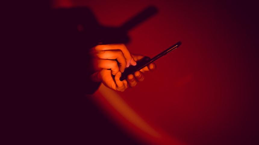 İranlıların telefonlarına gelen gizemli mesaj! Tam 30 dakika boyunca peş peşe g&ouml;nderildi