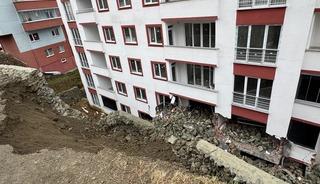 Trabzon'da istinat duvarı &ccedil;&ouml;kt&uuml;! Bir bina zarar g&ouml;rd&uuml;