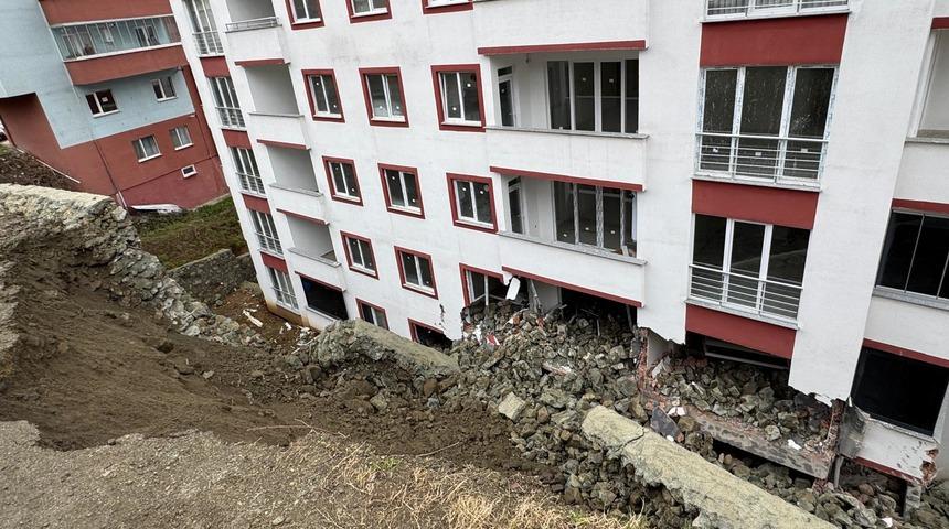 Trabzon'da istinat duvarı &ccedil;&ouml;kt&uuml;! Bir bina zarar g&ouml;rd&uuml;