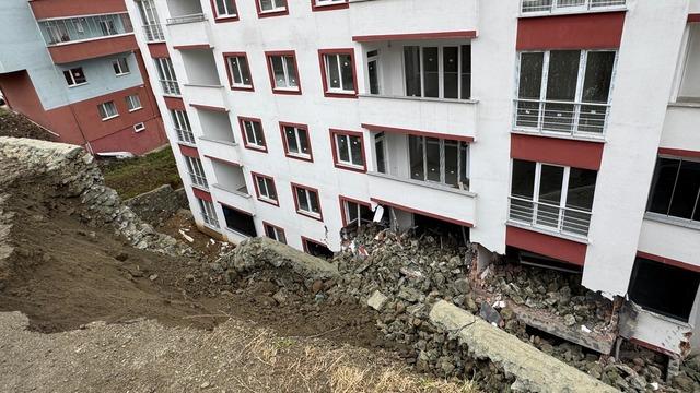 Trabzon'da istinat duvarı çöktü! Bir bina zarar gördü