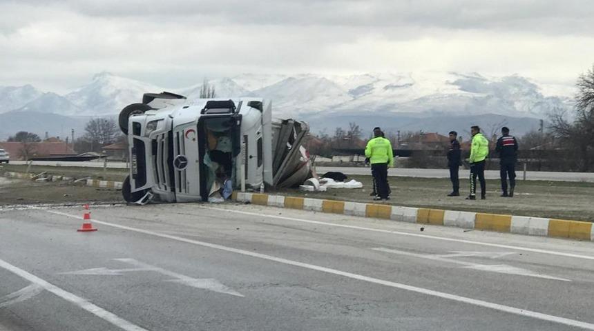 Konya&rsquo;da iplik y&uuml;kl&uuml; tır devrildi: 1 yaralı