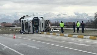 Konya’da iplik yüklü tır devrildi: 1 yaralı