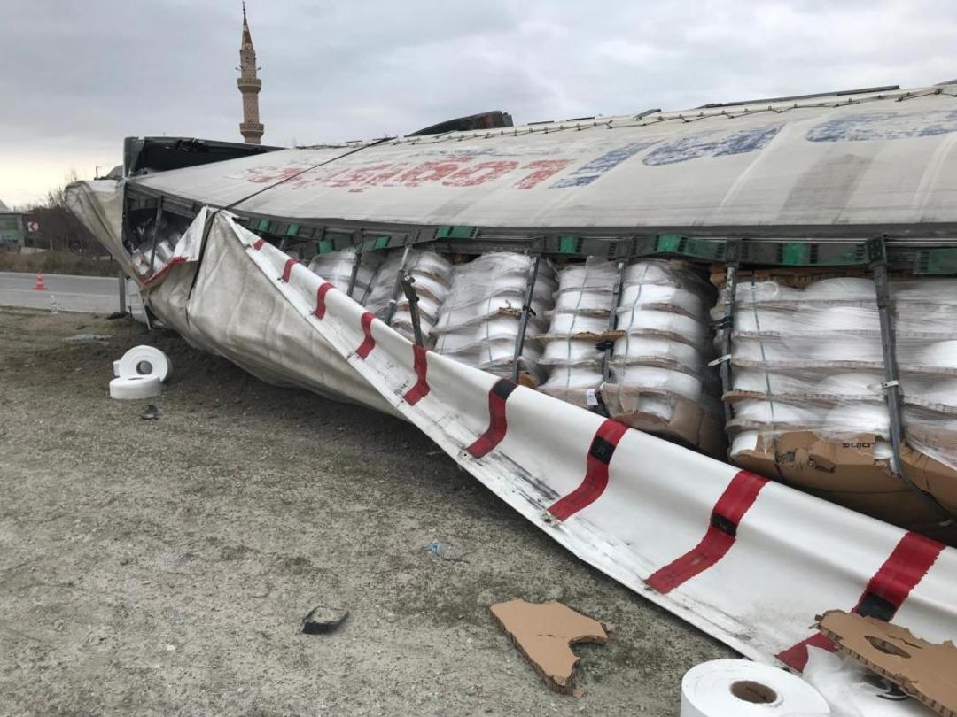 Konya&rsquo;da iplik y&uuml;kl&uuml; tır devrildi: 1 yaralı 1