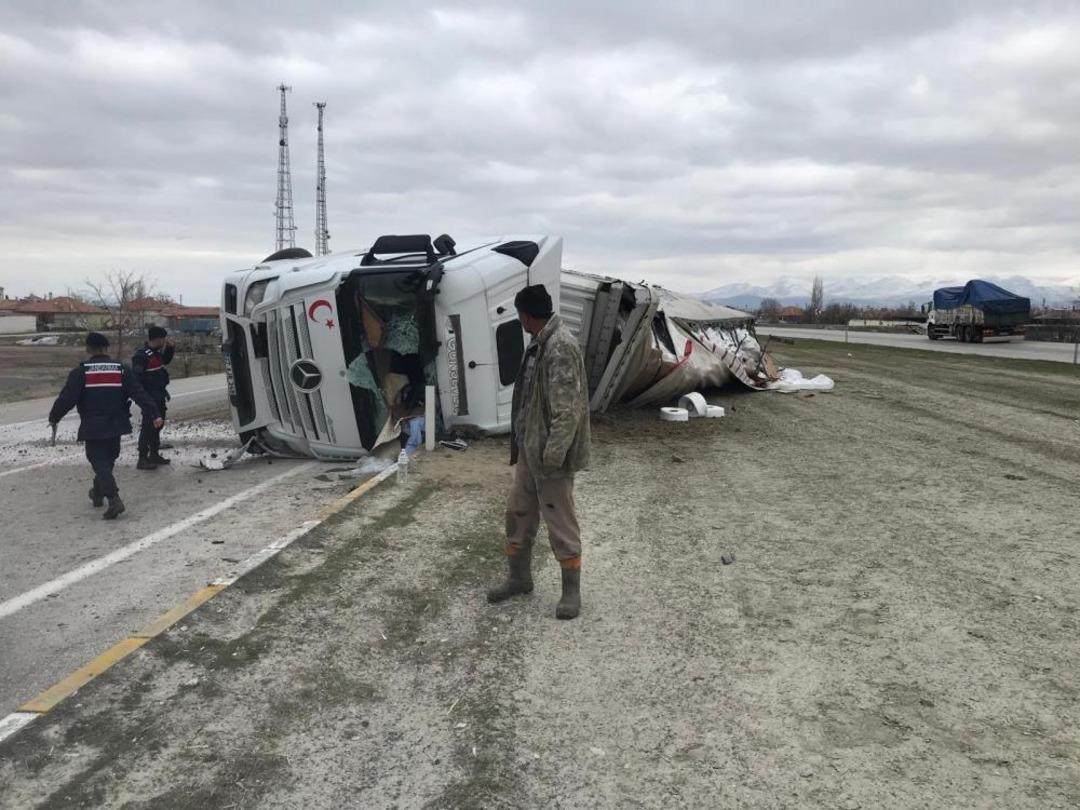 Konya&rsquo;da iplik y&uuml;kl&uuml; tır devrildi: 1 yaralı 2
