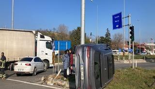 İki otomobil kavşakta &ccedil;arpıştı: 4 yaralı